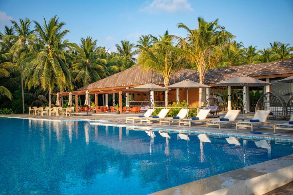 Plaża przy Fiyavalhu Maldives