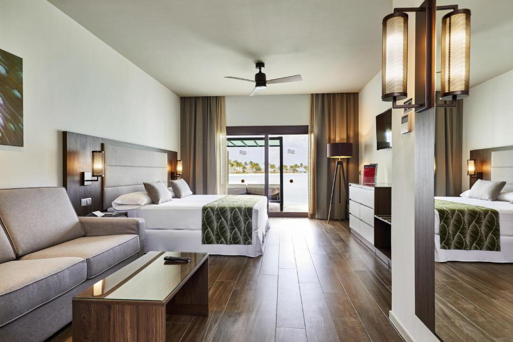 Plaża przy Hotel Riu Atoll